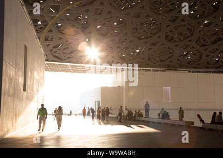 Die Sonne in den Hof des Louvre Abu Dhabi, Vereinigte Arabische Emirate scheint. Stockfoto