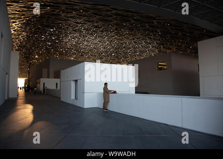 Die Abendsonne Ausleuchten der Innenhof des Louvre Abu Dhabi, Vereinigte Arabische Emirate. Stockfoto