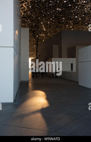 Die Abendsonne Ausleuchten der Innenhof des Louvre Abu Dhabi, Vereinigte Arabische Emirate. Stockfoto