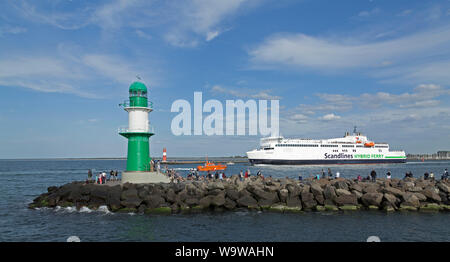 Hybrid Scandlines Fähre vorbei an leuchttürmen am Eingang zum Fluss Unterwarnow, Hanse-Sail, Warnemünde, Rostock, Mecklenburg-Vorpommern, Deutschland Stockfoto