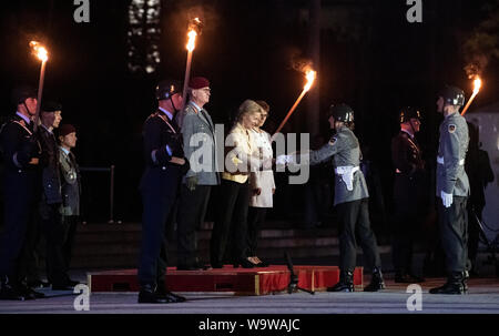 Berlin, Deutschland. 15 Aug, 2019. Ursula von der Leyen (CDU, M), ehemaliger Minister für Verteidigung, ist Abschied vom Wachbataillon und das Personal Musik Korps der Bundeswehr in Anwesenheit von Annegret Kramp-Karrenbauer (CDU, Center, r), Minister für Verteidigung gebot, und Allgemeine Eberhard Zorn, Generalinspekteur der Bundeswehr. Der grosse Zapfenstreich ist das höchste militärische Zeremoniell der Bundeswehr, mit denen der Bundespräsident, Bundeskanzler und Verteidigungsminister verabschieden werden. Quelle: Bernd von Jutrczenka/dpa/Alamy leben Nachrichten Stockfoto