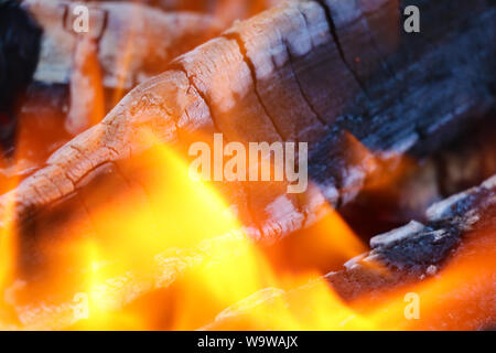 Glut in heißen roten Farbe, abstrakten Hintergrund. Die Glut des brennenden Holzes Kaminfeuer. Brennholz brennen auf der Grill. Textur Feuer Lagerfeuer Glut Stockfoto