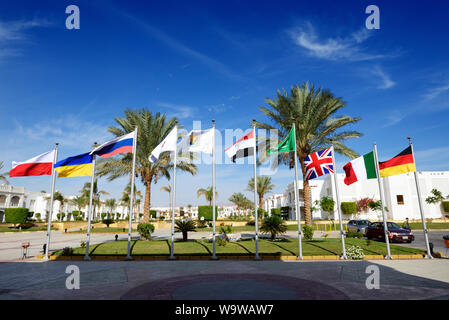 SHARM EL SHEIKH, ÄGYPTEN - 30. NOVEMBER: Die Parkplätze mit ägyptischen, britischen, italienischen, deutschen, ukrainischen, polnischen, russischen Fahnen auf Luxushotel auf Novemb Stockfoto