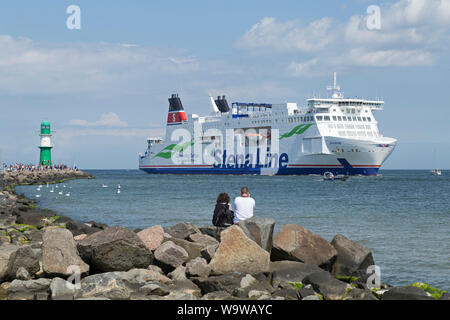 Ostsee Fähre vorbei an leuchttürmen am Eingang zum Fluss Unterwarnow, Hanse-Sail, Warnemünde, Rostock, Mecklenburg-Vorpommern, Deutschland Stockfoto