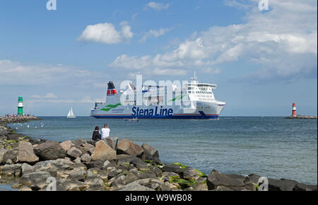 Ostsee Fähre vorbei an leuchttürmen am Eingang zum Fluss Unterwarnow, Hanse-Sail, Warnemünde, Rostock, Mecklenburg-Vorpommern, Deutschland Stockfoto