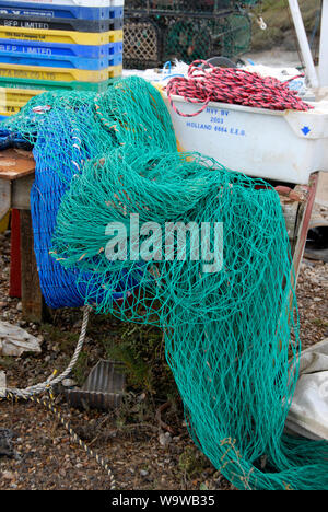 Farbige Netze und Seile auf kleines Fischerboot an brancaster Staithe, an der nördlichen Küste von Norfolk, bei Ebbe Stockfoto