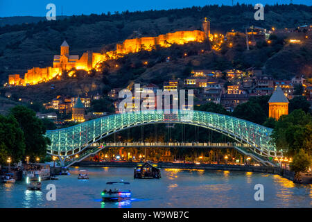 Blick auf die Altstadt von Tiflis aus Barataschwili Brücke, Tiflis, Georgien Stockfoto