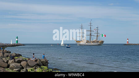 Italienischen Fußballklubs sail Segelschulschiff AMERIGO VESPUCCI, Leuchtturm am Eingang zum Fluss Unterwarnow, Hanse-Sail, Warnemünde, Rostock, Mecklenburg-Vorpommern Stockfoto