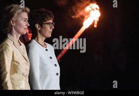 Berlin, Deutschland. 15 Aug, 2019. Ursula von der Leyen (CDU, l), ehemaliger Minister für Verteidigung, ist Abschied vom Wachbataillon und das Personal Musik Korps der Bundeswehr in Anwesenheit von Annegret Kramp-Karrenbauer (CDU), Minister für Verteidigung, mit einem zeremoniellen Grosser Zapfenstreich Schlaganfall. Der grosse Zapfenstreich ist das höchste militärische Zeremoniell der Bundeswehr, mit denen der Bundespräsident, Bundeskanzler und Verteidigungsminister verabschieden werden. Quelle: Bernd von Jutrczenka/dpa/Alamy leben Nachrichten Stockfoto