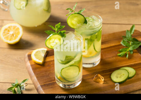Hausgemachte Gurke Minze Limonade in einem Glas Stockfoto