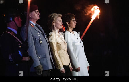 Berlin, Deutschland. 15 Aug, 2019. Ursula von der Leyen (CDU, 2. von rechts), ehemaliger Verteidigungsminister, ist Abschied vom Wachbataillon und das Personal Musik Korps der Bundeswehr mit einem großen Trompete in Anwesenheit von Annegret Kramp-Karrenbauer (CDU, r), Verteidigungsminister gebot, und Allgemeine Eberhard Zorn, Generalinspekteur der Bundeswehr. Der grosse Zapfenstreich ist das höchste militärische Zeremoniell der Bundeswehr, mit denen der Bundespräsident, Bundeskanzler und Verteidigungsminister verabschieden werden. Quelle: Bernd von Jutrczenka/dpa/Alamy leben Nachrichten Stockfoto