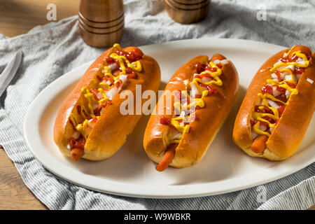 Hausgemachte Vegan Karotte Hot Dogs mit Zwiebeln und Senf. Stockfoto