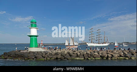 Mexikanische Rinde Cuauhtemoc verlassen Hanse-Sail mit Segler stehen auf den Masten, Warnemünde, Rostock, Mecklenburg-Vorpommern, Deutschland Stockfoto