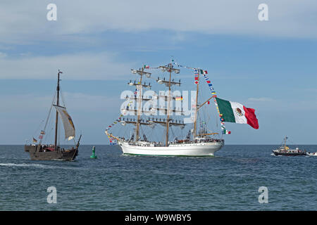 Mexikanische Rinde Cuauhtemoc verlassen Hanse-Sail mit Segler stehen auf den Masten, Warnemünde, Rostock, Mecklenburg-Vorpommern, Deutschland Stockfoto