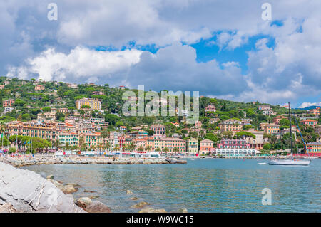 Santa Margherita Ligure, Italien, 14. September 2013: Santa Margherita Ligure an einem sonnigen Tag vom Hafen gesehen Stockfoto