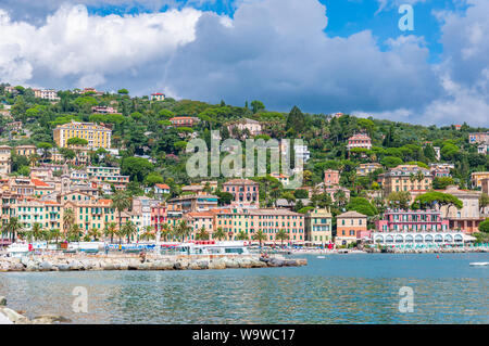 Santa Margherita Ligure, Italien, 14. September 2013: Santa Margherita Ligure an einem sonnigen Tag vom Hafen gesehen Stockfoto