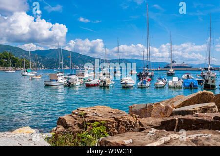 Santa Margherita Ligure, Italien, 14. September 2013: Boote im Hafen von Santa Margherita Ligure an einem sonnigen Tag günstig, Italien Stockfoto