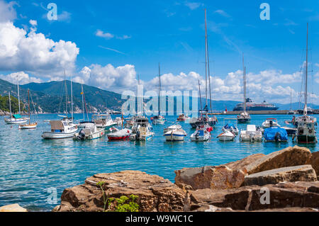 Santa Margherita Ligure, Italien, 14. September 2013: Boote im Hafen von Santa Margherita Ligure an einem sonnigen Tag günstig, Italien Stockfoto