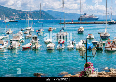 Santa Margherita Ligure, Italien, 14. September 2013: Boote im Hafen von Santa Margherita Ligure an einem sonnigen Tag günstig, Italien Stockfoto