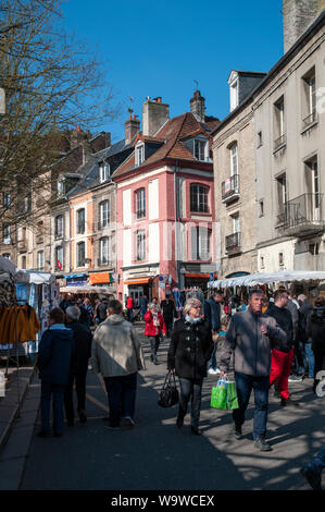Käufer langen Spaziergang durch die Straße Markt im Zentrum von Dieppe, Frankreich, an einem kühlen Frühlingsmorgen. Stockfoto