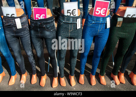 Verschiedene Arten von Jeans auf schaufensterpuppen ausgestattet, die auf der Straße Markt in Dieppe, Frankreich, eine sehr feine Samstag Frühling Morgen. Stockfoto