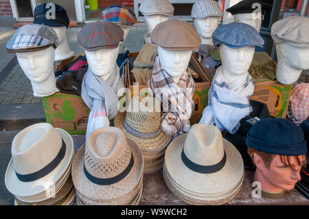 Eine Anzeige der Hüte und Mützen auf einem Markt in open air Marktstand im Zentrum von Dieppe, Frankreich Stockfoto