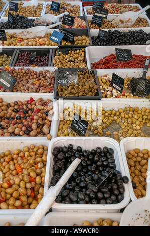 Fächer mit eingelegten Oliven, Kapern und getrocknete Tomaten an der geöffneten Luft Straße Markt im Zentrum von Dieppe, Frankreich. Stockfoto