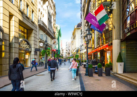 Touristen und Einheimische Ungarn shop der Vaci Straße Geschäfte und Cafés in der Innenstadt von Budapest, Ungarn Stockfoto