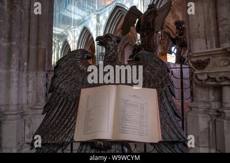 Eine illustrierte Bibel sitzt auf einem Stand aus Holz wie ein Adler in der Kirche Saint-Jacques in Dieppe, Frankreich geschnitzt. Stockfoto