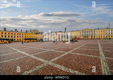 Tour Busse Line up in der Nähe des Monument Statue des Zaren Alexander II. auf dem Senatsplatz in Helsinki, Finnland Stockfoto