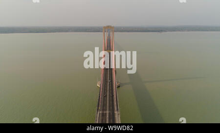Hängebrücke über madura Meerenge mit Autobahn und Auto, Surabaya. luftaufnahme Brücke Suramadu verbinden die Inseln Java, Madura. Höga kusten Brücke mit Autobahn. Java, Indonesien Stockfoto