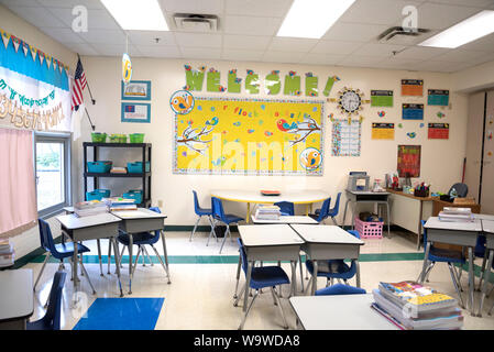 Klassenzimmer in einer privaten christlichen Schule begrüßen Kinder wieder in die Schule zu Beginn des neuen Schuljahres. Stockfoto