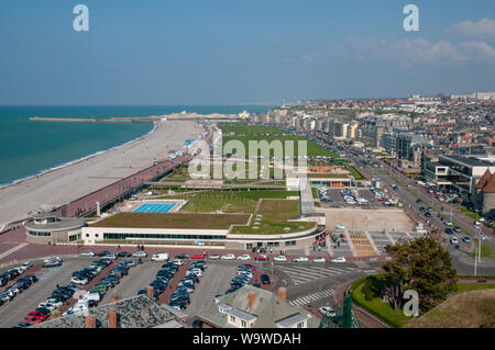 Mit Blick auf Dieppe direkt am Meer, mit seinem langen Strand und Spa Oceane öffentliche Bäder und Außenpool. Stockfoto