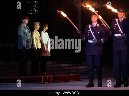 Berlin, Deutschland. 15 Aug, 2019. Ursula von der Leyen (CDU, 2. von links), ehemaliger Minister für Verteidigung, ist Abschied vom Wachbataillon und das Personal Musik Korps der Bundeswehr in Anwesenheit von Annegret Kramp-Karrenbauer (CDU, 3. von links), Minister für Verteidigung gebot, und Allgemeine Eberhard Zorn, Generalinspekteur der Bundeswehr. Der grosse Zapfenstreich ist das höchste militärische Zeremoniell der Bundeswehr, mit denen der Bundespräsident, Bundeskanzler und Verteidigungsminister verabschieden werden. Quelle: Bernd von Jutrczenka/dpa/Alamy leben Nachrichten Stockfoto