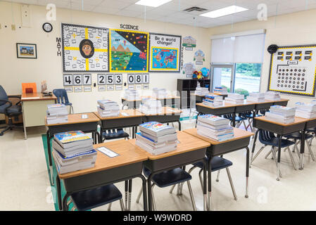 Klassenzimmer in einer privaten christlichen Schule begrüßen Kinder wieder in die Schule zu Beginn des neuen Schuljahres. Stockfoto