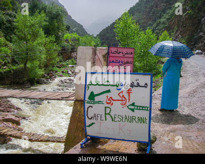 Ourika Valley, Marroco - April 04,2010: Holzbrücke über die Ourika Tal mit einem in ein Restaurant Stockfoto