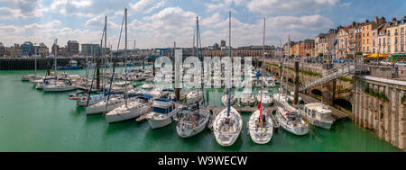 Verschiedene Segelboote, Yachten und Boote entlang der Henry IV Quay in Dieppe marina, Normandie Frankreich. Stockfoto