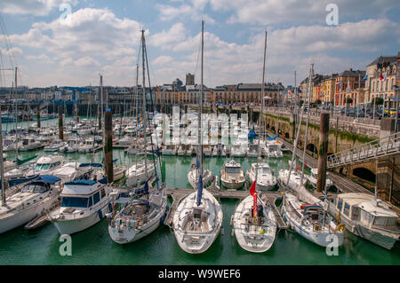 Verschiedene Segelboote, Yachten und Boote entlang der Henry IV Quay in Dieppe marina, Normandie Frankreich. Stockfoto