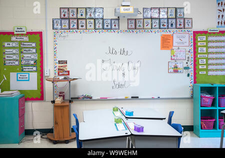 Klassenzimmer in einer privaten christlichen Schule begrüßen Kinder wieder in die Schule zu Beginn des neuen Schuljahres. Stockfoto