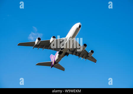 Thai Airways Airbus A 380-841 jet Weg vom Flughafen Heathrow, London, England, GB, UK Stockfoto