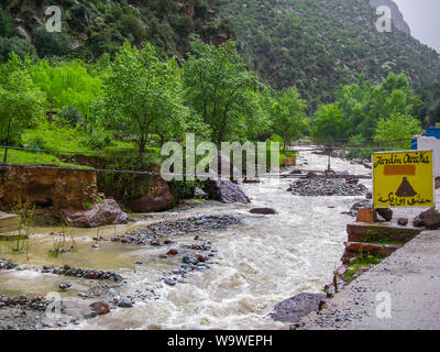 Ourika Valley, Marroco - April 04,2010: Holzbrücke über die Ourika Tal mit einem in ein Restaurant Stockfoto