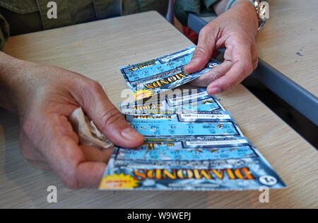 Hadley, MA/USA, 27. Juli 2019: Woman's Hände halten zerkratzt Lottery tickets Stockfoto