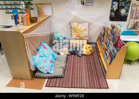 Klassenzimmer in einer privaten christlichen Schule begrüßen Kinder wieder in die Schule zu Beginn des neuen Schuljahres. Stockfoto