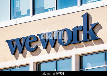 August 14, 2019 San Mateo/CA/USA - Schild an einem WeWork Bürogebäude in Silicon Valley; WeWork ist ein amerikanisches Unternehmen, das Stockfoto