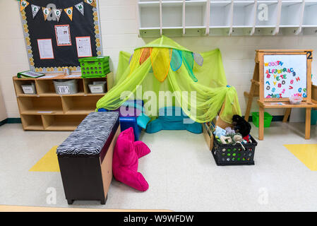 Klassenzimmer in einer privaten christlichen Schule begrüßen Kinder wieder in die Schule zu Beginn des neuen Schuljahres. Stockfoto