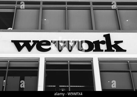 August 14, 2019 San Mateo/CA/USA - Schild an einem WeWork Bürogebäude in Silicon Valley; WeWork ist ein amerikanisches Unternehmen, das Stockfoto