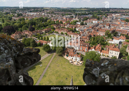 Blick von oben auf den Turm der Kathedrale von Salisbury (13. Jahrhundert), Wiltshire, England Stockfoto