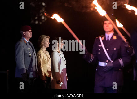 Berlin, Deutschland. 15 Aug, 2019. Ursula von der Leyen (CDU), ehemaliger Minister für Verteidigung, ist Abschied vom Wachbataillon und das Personal Musik Korps der Bundeswehr in Anwesenheit von Annegret Kramp-Karrenbauer (CDU), Minister für Verteidigung gebot, und Allgemeine Eberhard Zorn, der Generalinspekteur der Bundeswehr, auf einer Veranstaltung mit einem großen Tattoo. Der grosse Zapfenstreich ist das höchste militärische Zeremoniell der Bundeswehr, mit denen der Bundespräsident, Bundeskanzler und Verteidigungsminister verabschieden werden. Quelle: Bernd von Jutrczenka/dpa/Alamy leben Nachrichten Stockfoto