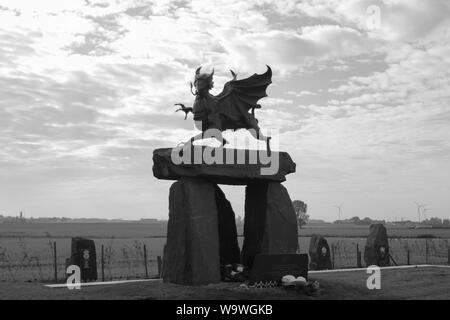 09/10/2017 Langemark-Poelkapelle, Belgien, Wales Memorial Memorial WW1, in Schwarz und Weiß, der rote Drache, ein Dolmen gebaut, steht in der Mitte o Stockfoto