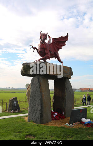 09/10/2017 Langemark-Poelkapelle, Belgien, Wales Memorial Memorial WW1, dem roten Drachen, gebaut auf einem Dolmen, steht mitten in einem Gebiet, das war c Stockfoto